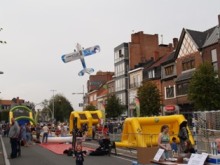 bert vliegt in het centrum van eeklo